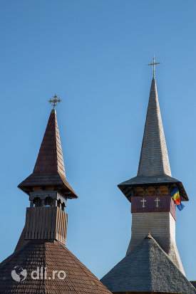turnurile-de-la-biserica-de-lemn-ortodoxa-din-baia-sprie-judetul-maramures.jpg