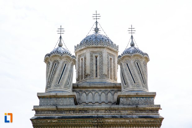 turnurile-de-la-biserica-episcopala-manastirea-curtea-de-arges-judetul-arges.jpg