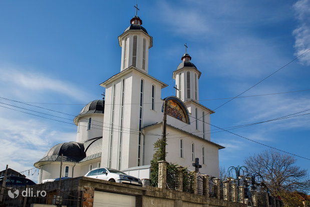 turnurile-de-la-biserica-ortodoxa-pogorarea-sfantului-duh-din-zalau-judetul-salaj.jpg