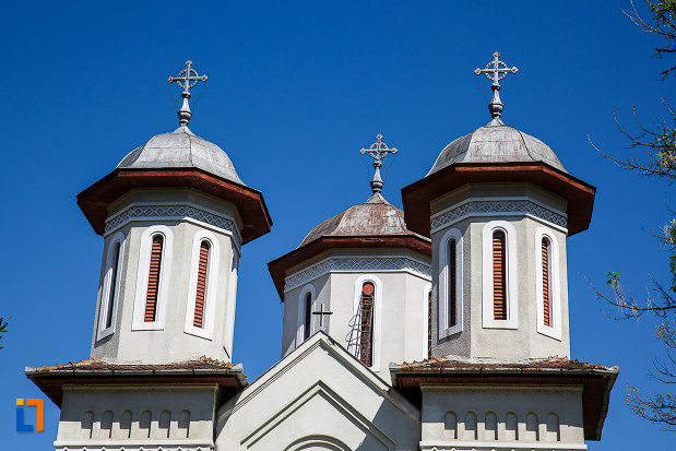 turnurile-de-la-biserica-ortodoxa-sf-nicolae-din-orastie-judetul-hunedoara.jpg