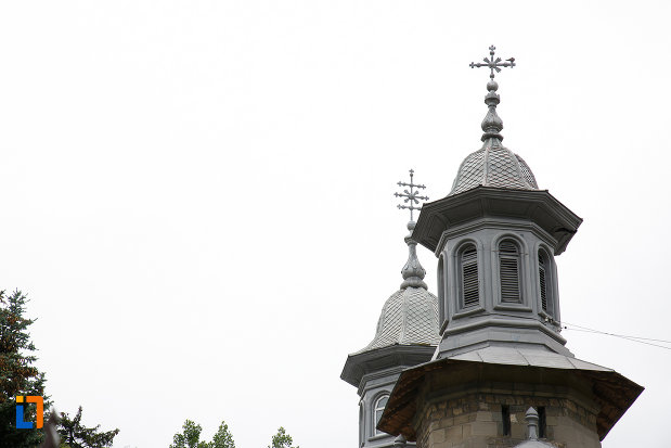 turnurile-de-la-biserica-ortodoxa-sf-treime-din-azuga-judetul-prahova.jpg