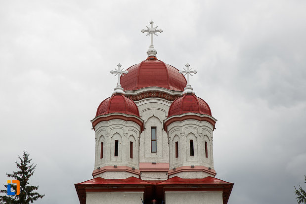 turnurile-de-la-biserica-ortodoxa-sf-treime-din-petrosani-judetul-hunedoara.jpg
