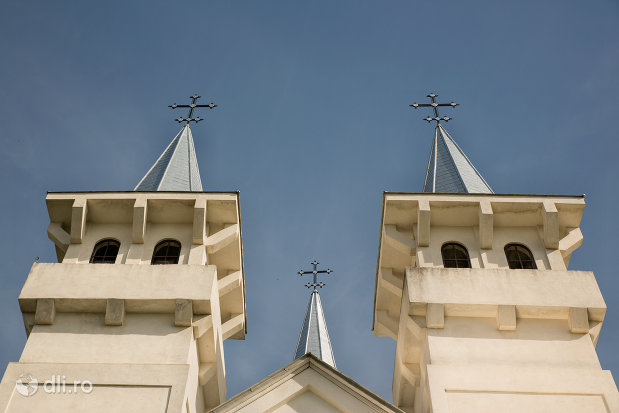 turnurile-de-la-biserica-ortodoxa-sfanta-treime-din-surdesti-judetul-maramures.jpg