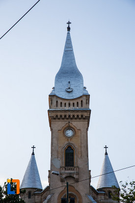 turnurile-de-la-biserica-romano-catolica-sf-cruce-din-timisoara-judetul-timis.jpg