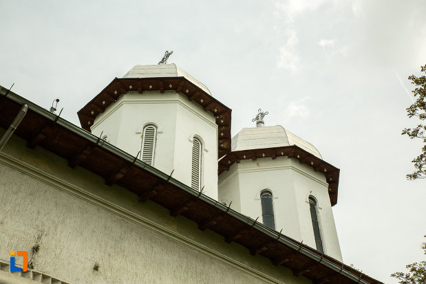 turnurile-de-la-biserica-sf-imparati-din-slatina-judetul-olt.jpg