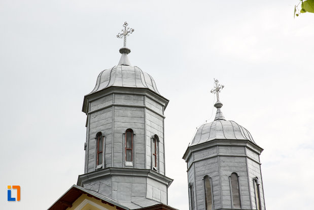 turnurile-de-la-biserica-sf-nicolae-1812-din-gaesti-judetul-dambovita.jpg