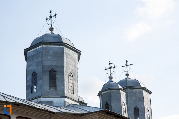 turnurile-de-la-biserica-sf-voievozi-din-pucioasa-judetul-dambovita.jpg