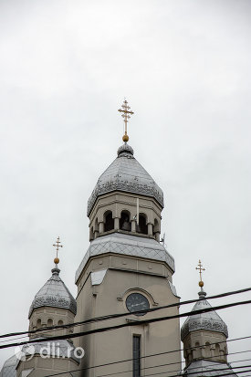 turnurile-de-la-biserica-sfanta-treime-din-ardusat-judetul-maramures.jpg