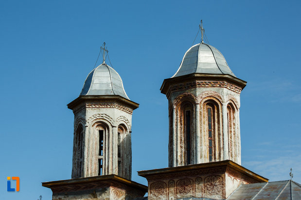turnurile-de-la-biserica-veche-intrarea-in-biserica-din-horezu-judetul-valcea-vazute-din-lateral.jpg