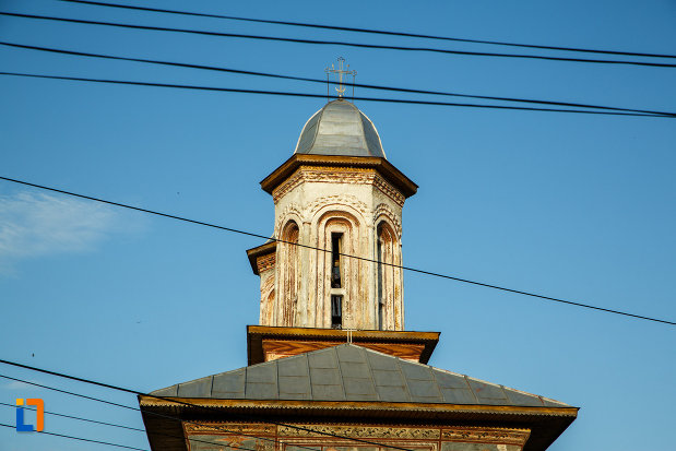 turnurile-de-la-biserica-veche-intrarea-in-biserica-din-horezu-judetul-valcea.jpg