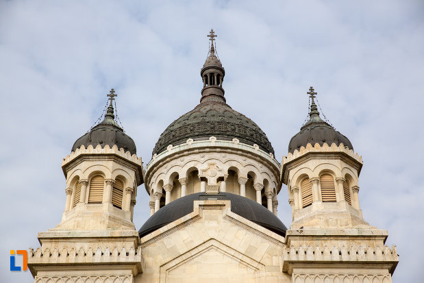 turnurile-de-la-catedrala-ortodoxa-a-vadului-feleacului-si-clujului-din-cluj-napoca-judetul-cluj.jpg