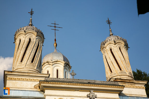 turnurile-de-la-catedrala-ortodoxa-sf-haralambie-din-turnu-magurele-judetul-teleorman.jpg