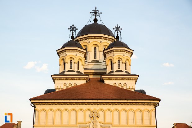 turnurile-si-crucile-de-pe-catedrala-reintregirii-din-alba-iulia-judetul-alba.jpg