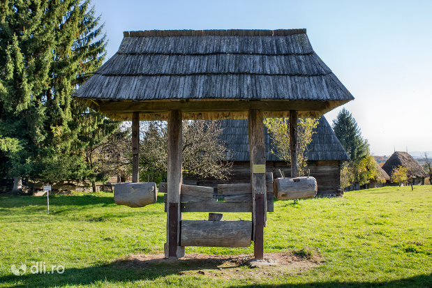 uleinita-din-muzeul-satului-din-sighetu-marmatiei-judetul-maramures.jpg