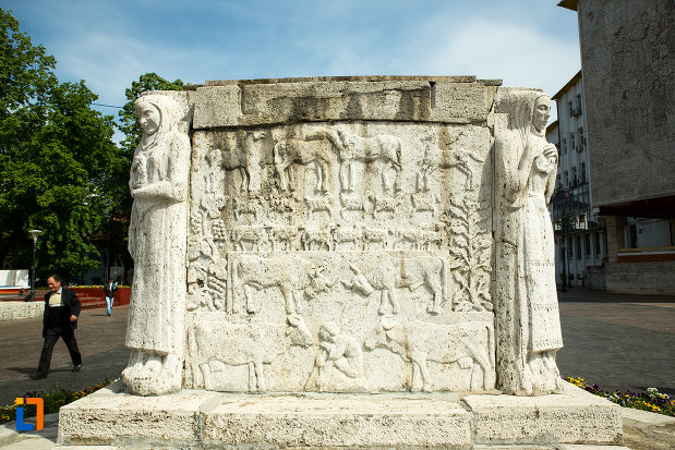 una-din-partile-de-la-mausoleul-eroinei-ecaterina-teodoroiu-din-targu-jiu.jpg