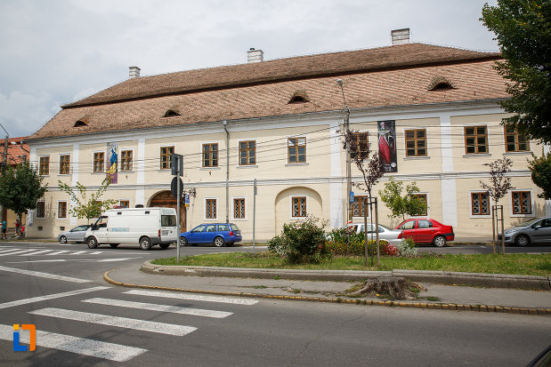 una-dintre-fatadele-de-la-biblioteca-teleky-bolyai-1799-din-targu-mures-judetul-mures.jpg