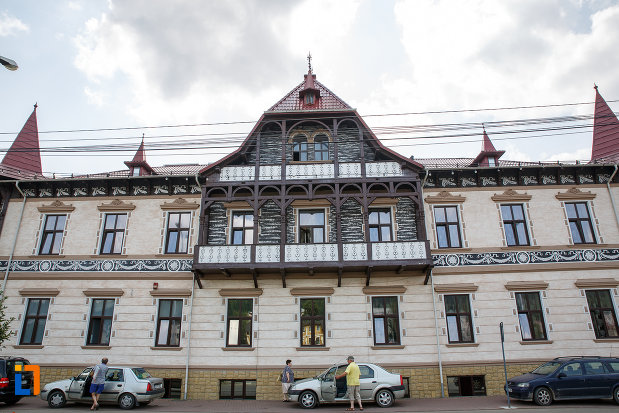 una-dintre-fatadele-de-la-hotelul-carol-fosta-vila-1-1896-din-vatra-dornei-judetul-suceava.jpg