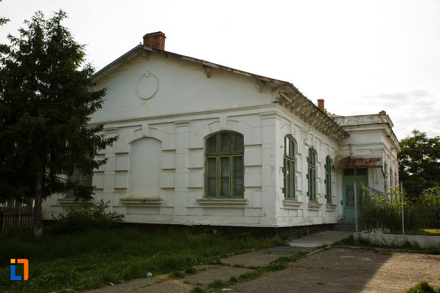 una-dintre-fatadele-de-la-scoala-din-odobesti-judetul-vrancea.jpg