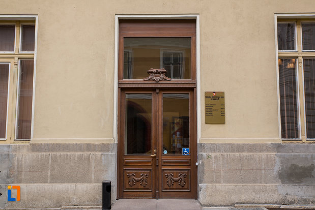una-dintre-intrarile-in-fosta-banca-de-credit-financiar-primaria-municipiului-sibiu-judetul-sibiu.jpg