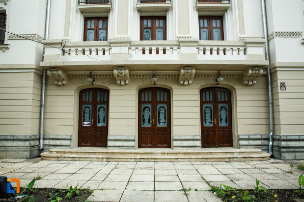 una-dintre-intrarile-in-teatrul-mr-gh-pastia-din-focsani-judetul-vrancea.jpg