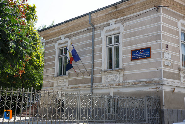 una-dintre-partile-de-la-sediul-comenduirii-garnizoanei-tulcea-fosta-banca-dunarii-din-tulcea-judetul-tulcea.jpg
