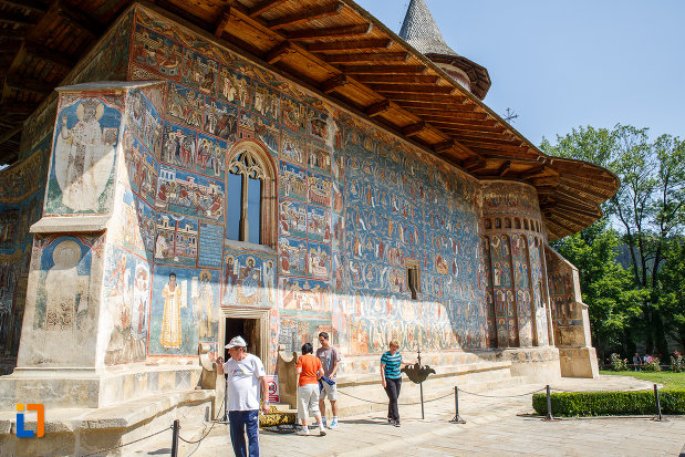 una-dintre-partile-laterale-de-la-manastirea-voronet-judetul-suceava.jpg