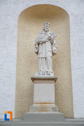 una-dintre-sculpturile-de-la-biserica-romano-catolica-sf-ioan-nepomuc-din-suceava-judetul-suceava.jpg