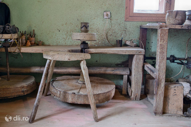 unelte-de-olarit-de-la-ceramica-sacel-judetul-maramures.jpg