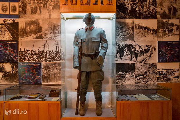 uniforma-din-muzeul-militar-din-oradea-judetul-bihor.jpg