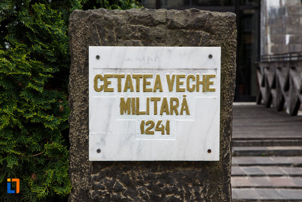 universitatea-europeana-dragan-din-lugoj-judetul-timis-placuta-cu-cetatea-veche-militata.jpg