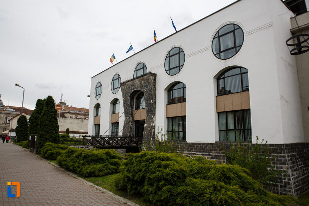 universitatea-europeana-dragan-din-lugoj-judetul-timis-una-dintre-fatade.jpg