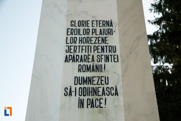 unul-dintre-inscriptiile-de-pe-monumentul-eroilor-din-horezu-judetul-valcea.jpg