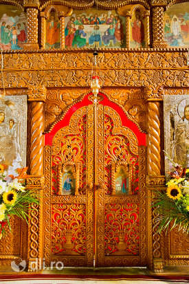 usa-altarului-din-manastirea-sfintii-apostoli-petru-si-pavel-din-bixad-judetul-satu-mare.jpg