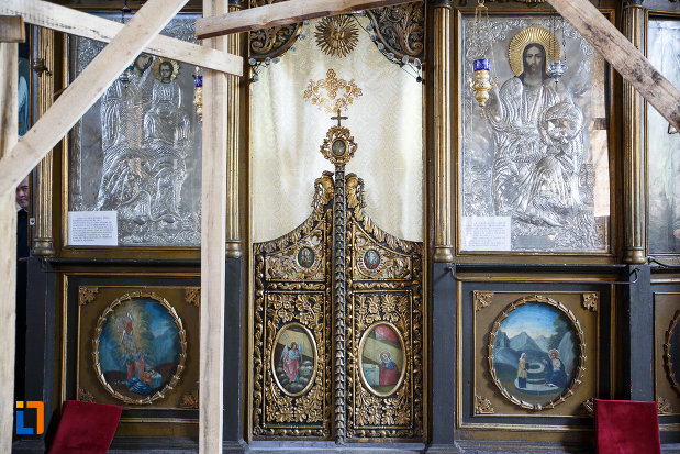 usa-de-altar-de-la-biserica-cuvioasa-paraschiva-1862-din-turnu-magurele-judetul-teleorman.jpg