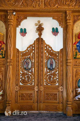usa-de-altar-din-biserica-de-lemn-ortodoxa-din-baia-sprie-judetul-maramures.jpg