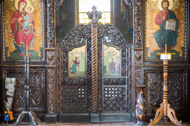 usa-de-altar-din-biserica-ortodoxa-sf-gheorghe-din-racari-judetul-dambovita.jpg