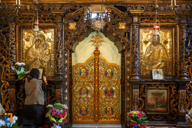 usa-de-altar-din-biserica-sf-gheorghe-1522-din-suceava-judetul-suceava.jpg