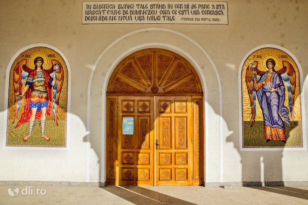 usa-de-intrare-de-la-catedrala-ortodoxa-din-negresti-oas-judetul-satu-mare.jpg