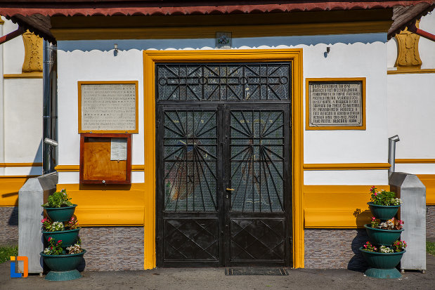 usa-de-la-biserica-adormirea-maicii-domnului-a-fostei-manastiri-valeni-1680-din-valenii-de-munte-judetul-prahova.jpg