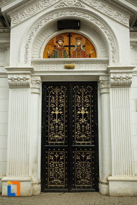 usa-de-la-biserica-robescu-din-focsani-judetul-vrancea.jpg