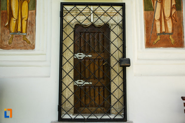 usa-de-la-biserica-sf-gheorghe-domnesc-1677-din-ocnele-mari-judetul-valcea.jpg
