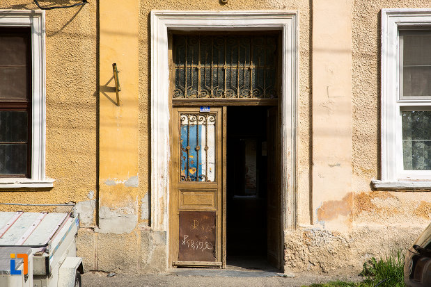 usa-de-la-casa-de-pe-str-m-eminescu-nr-8-din-oravita-judetul-caras-severin.jpg