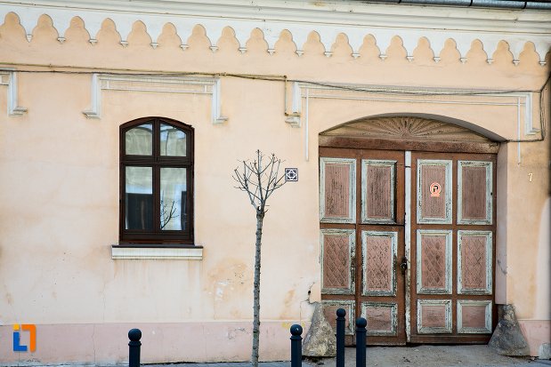 usa-de-la-casa-str-mitropolit-andrei-saguna-nr-7-din-alba-iulia-judetul-alba.jpg
