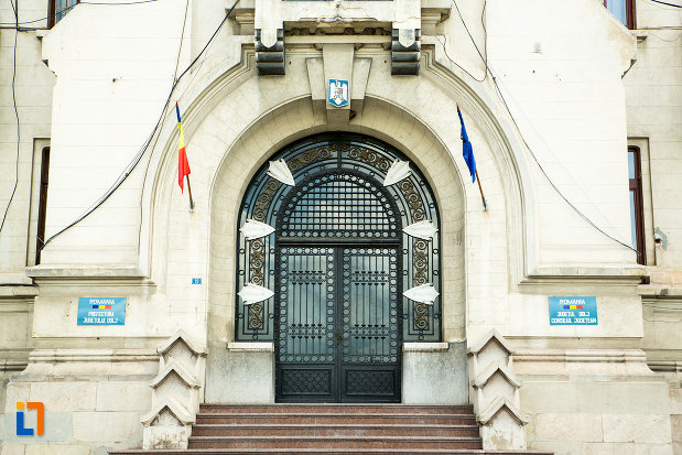 usa-de-la-palatul-administrativ-prefectura-consiliul-judetean-din-craiova-judetul-dolj.jpg