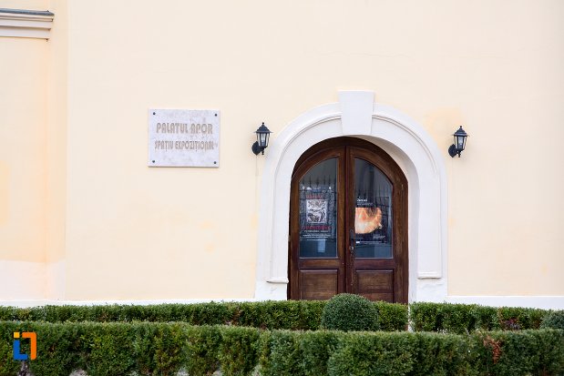 usa-de-la-palatul-apor-azi-universitatea-1-decembrie-rectorat-din-alba-iulia-judetul-arges.jpg