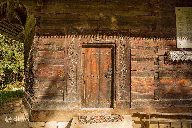 usa-de-lemn-de-la-biserica-de-lemn-din-calinesti-judetul-maramures.jpg