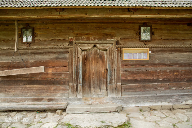 usa-de-lemn-de-la-biserica-de-lemn-sf-nicolae-din-bogdan-voda-judetul-maramures.jpg