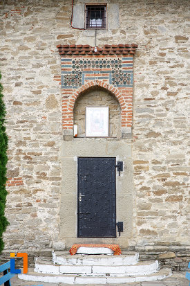 usa-din-fier-de-la-biserica-sf-treime-1352-din-siret-judetul-suceava.jpg