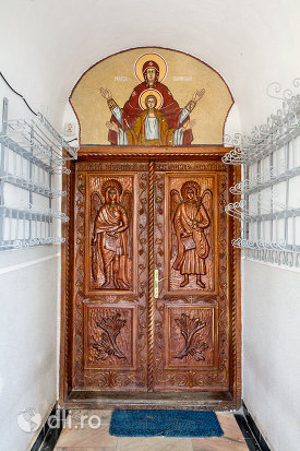 usa-din-lemn-biserica-din-moiseni-judetul-satu-mare.jpg