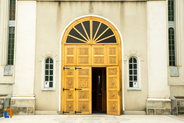 usa-din-lemn-biserica-greaca-din-galati-judetul-galati.jpg